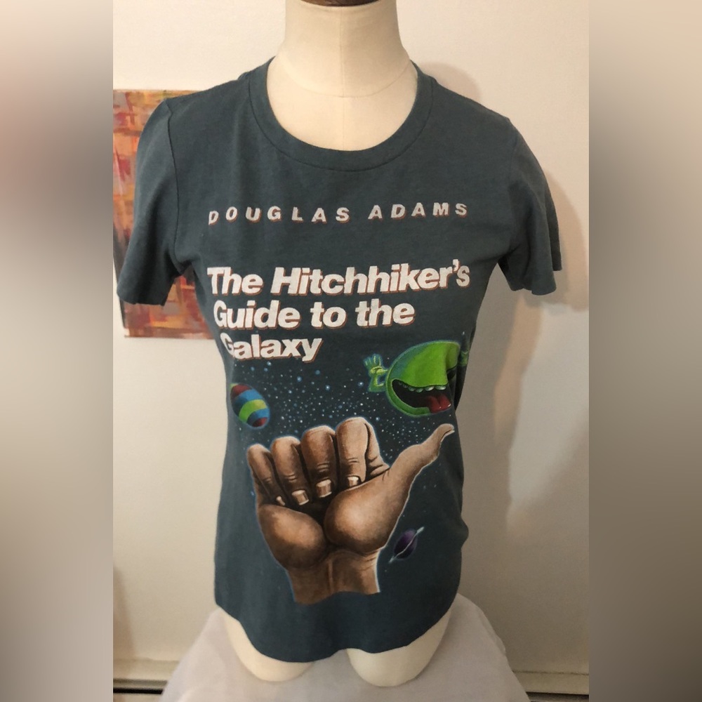 The hitchhiker’s guide to the Galaxy T-shirt , medium Douglas Adams